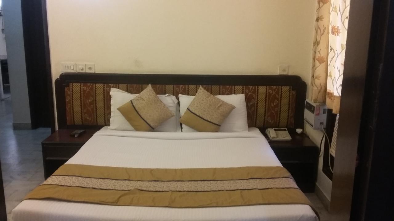 Hotel Sundeep Inn Neu-Delhi Exterior foto