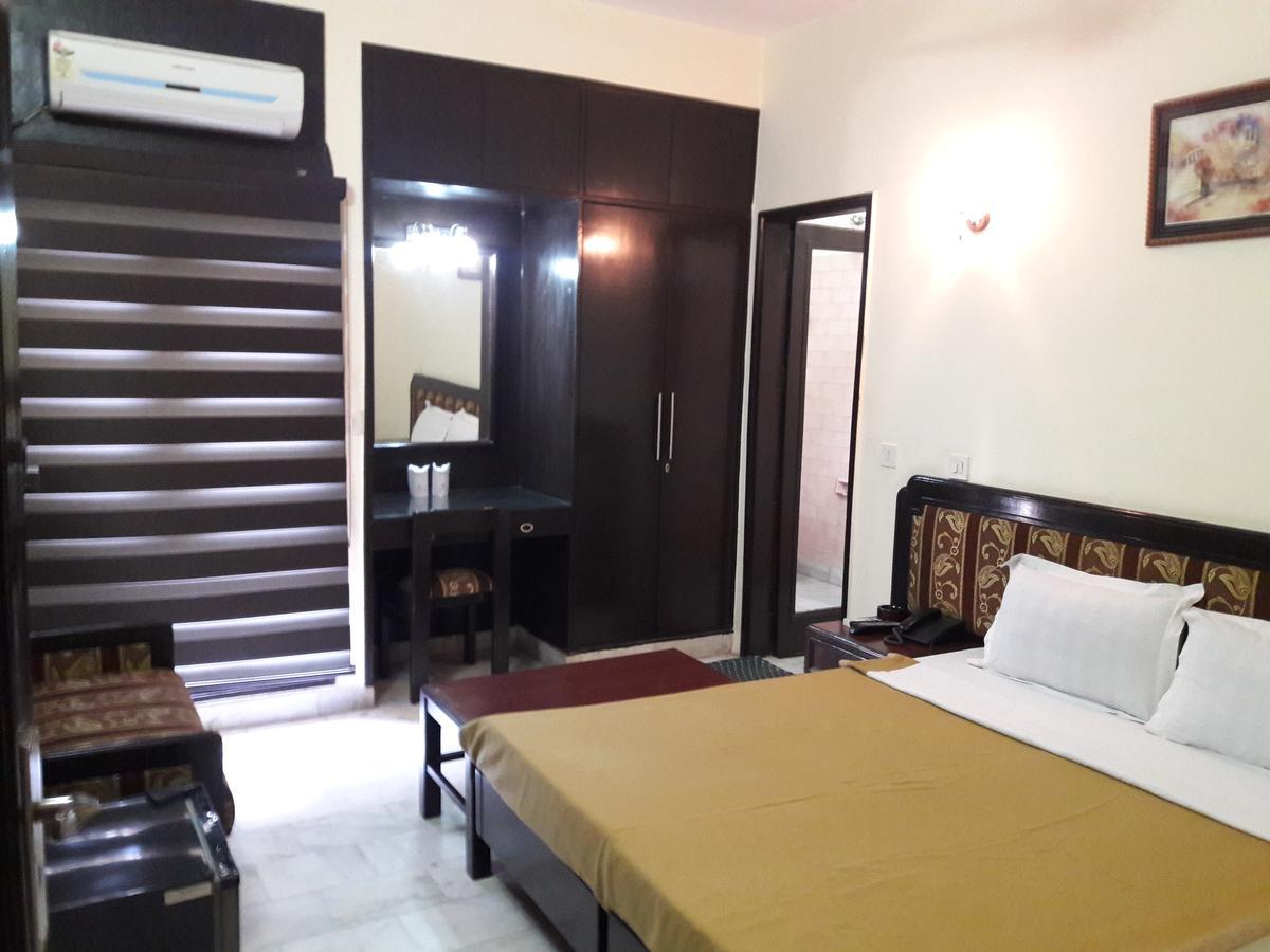 Hotel Sundeep Inn Neu-Delhi Exterior foto