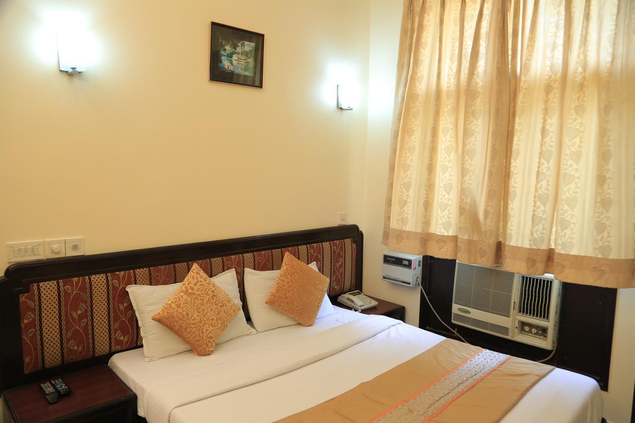Hotel Sundeep Inn Neu-Delhi Exterior foto