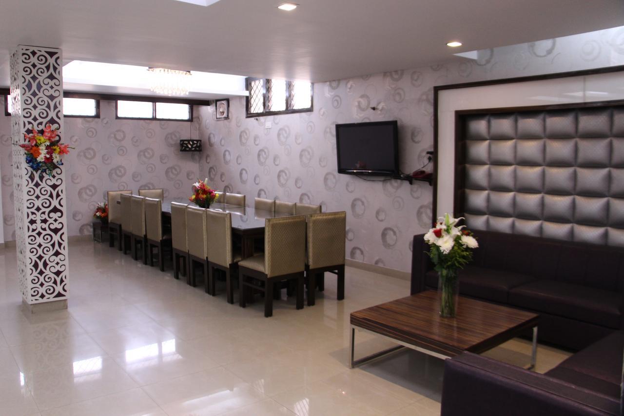 Hotel Sundeep Inn Neu-Delhi Exterior foto